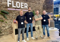 Lennart Groenewold, Stefan Boen, een bezoeker en Kevin Wekema van groothandel Floer, die na vijf jaar afwezigheid weer als exposant op de beurs stonden.