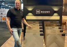 Marco Smit van vloerengroothandel Holland Top Floor bij zijn eigen merk ROOM5 dat voor het eerst op de beurs werd gepresenteerd. 