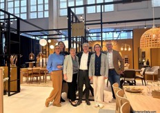 Het team van het Deense merk CASØ Furniture poseert voor de foto.