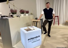 Designer Andriy Varenycia bij de DUB Bar Chair die een awards had gewonnen van archiproducts voor zijn strakke design.