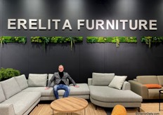 Edwin van de Berg (Monte Design) op de nieuwste sofa van Erelita Furniture. 