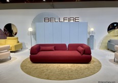 De Bello sofa van Bellfire uit Estland trok goed de aandacht door de wijnrode kleur. 