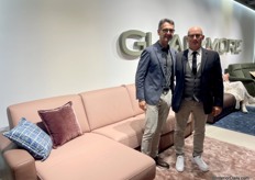 Giuseppe Priano en Idamo van Glam-more voor de nieuwste sofa van het Italiaanse merk. 