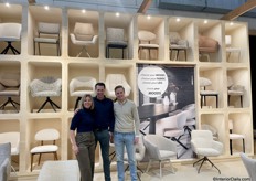 Moods Collection presenteerde haar gloednieuwe stoelenconcept en introduceerde op de beurs de 'Moods stoelenconfigurator'. Links Esther van den Heuvel, Sjors Brekoo en Rens. 